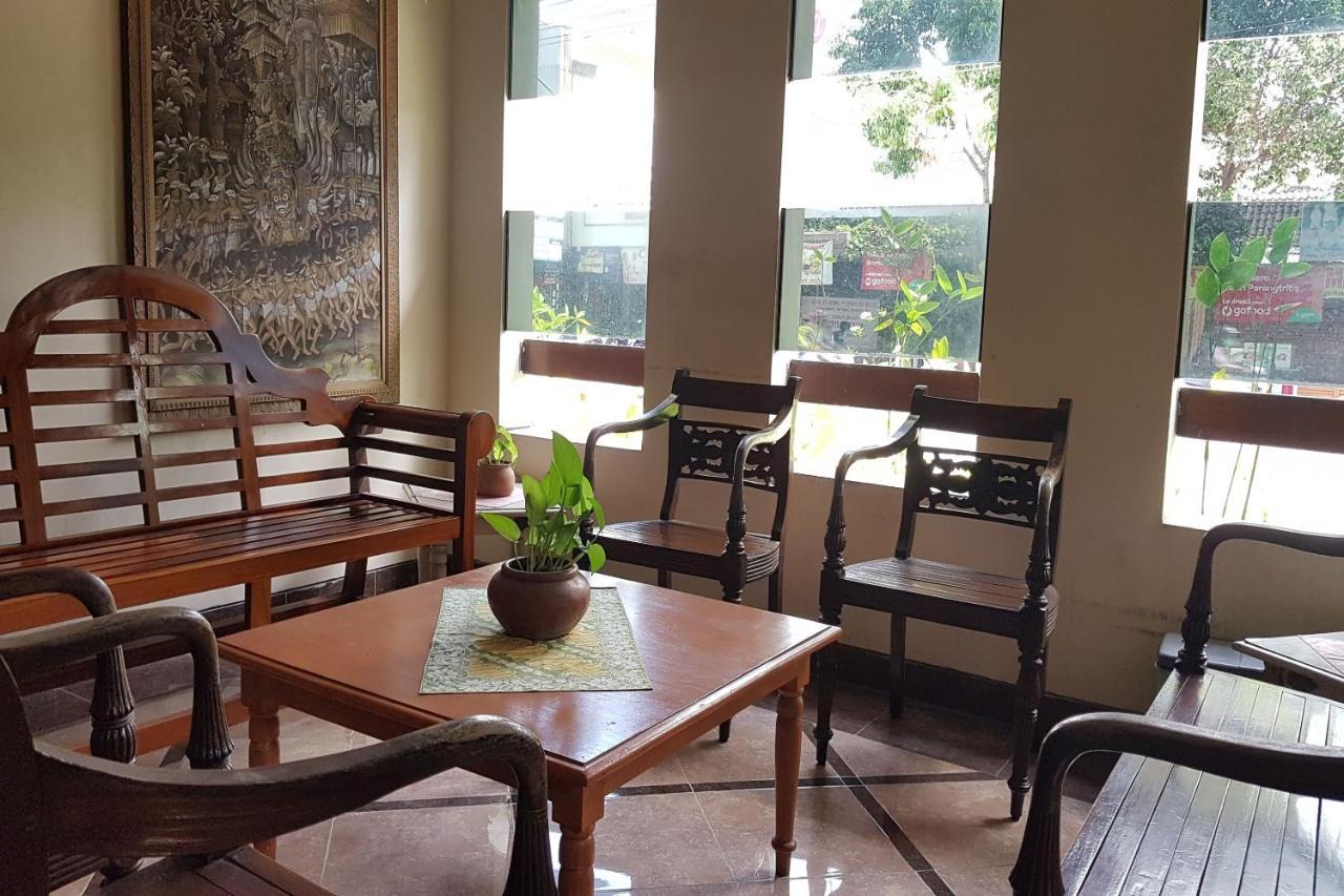 Oyo 3819 Hotel Winotosastro Yogyakarta Exterior foto